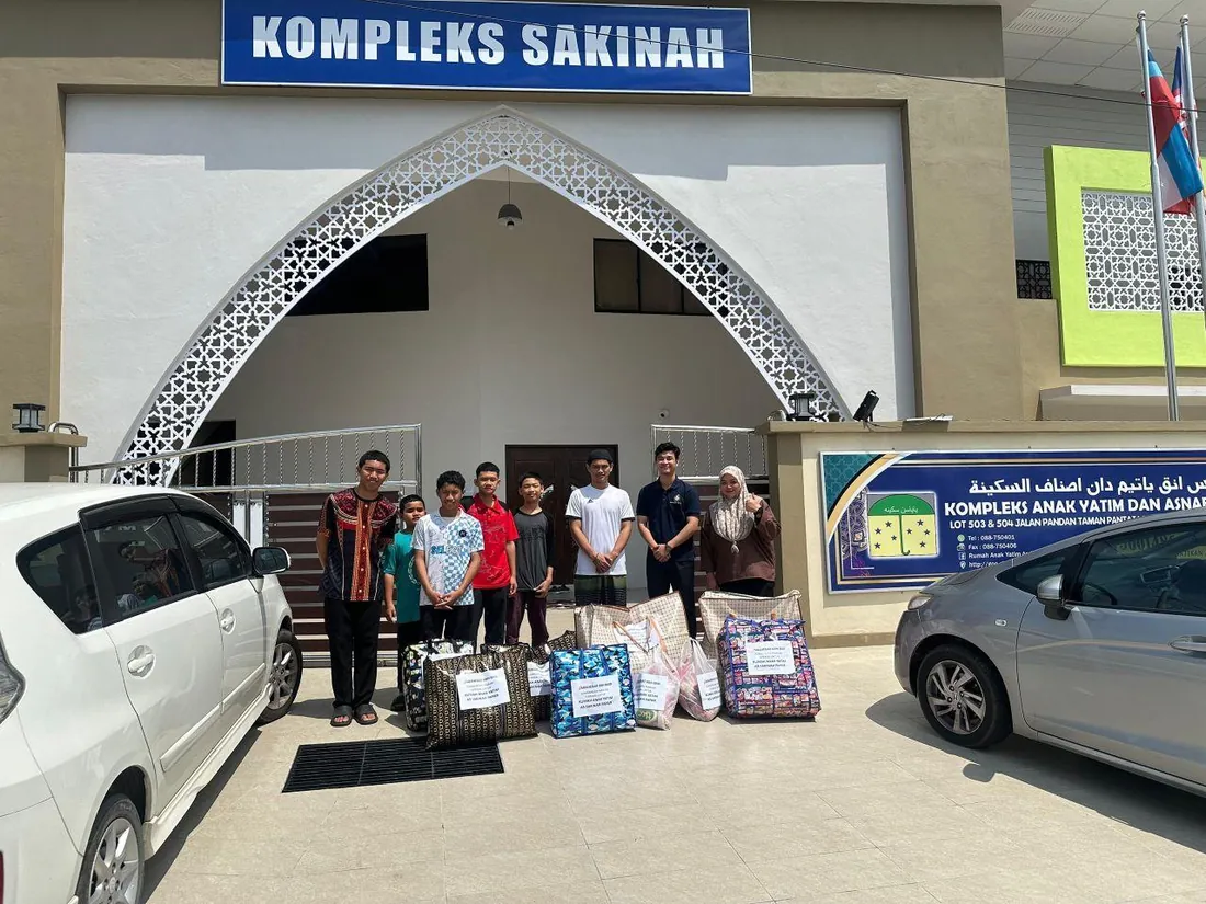 Bags of donations handed over at Kompleks Sakinah