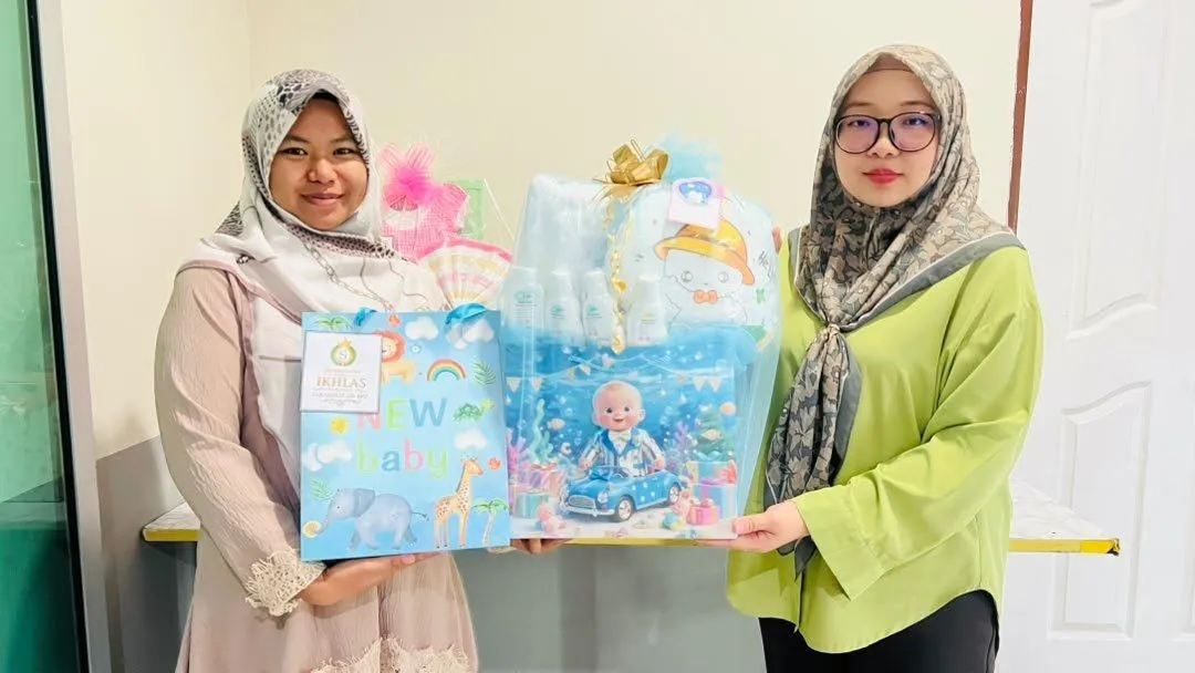 A new mother receives baby hampers from Sabahebat, 2026