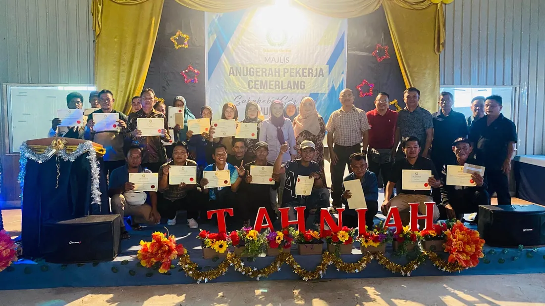 Staff hold up their certificates at the Excellent Employee Awards 2025